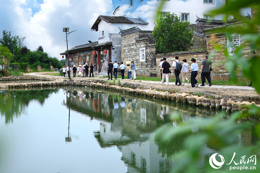 游客参观千年古村落。人民网 李昌乾摄