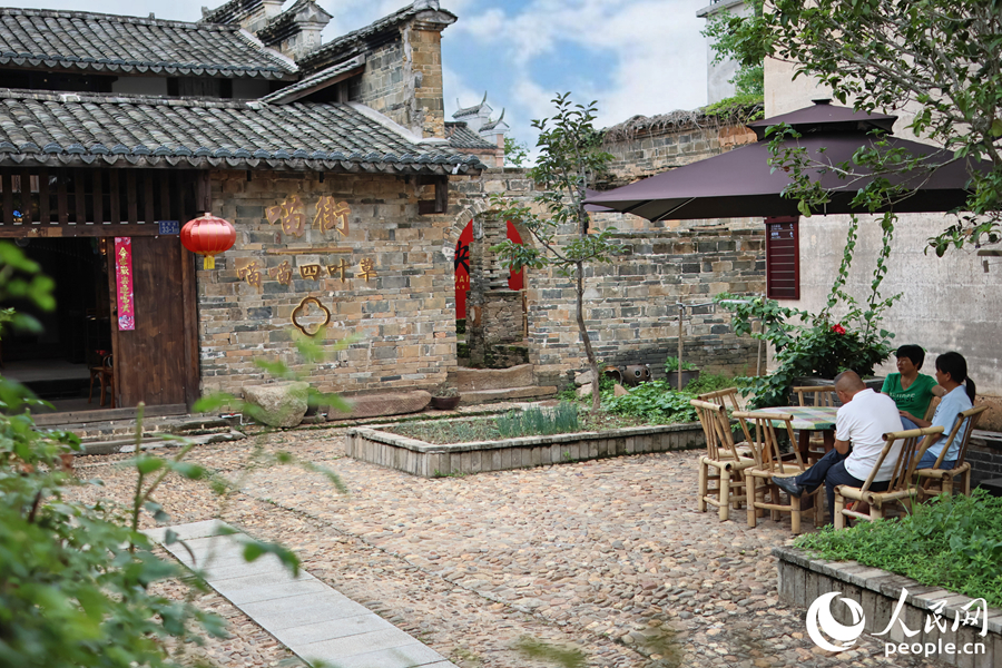 古巷深处，村民围坐。人民网 李昌乾摄