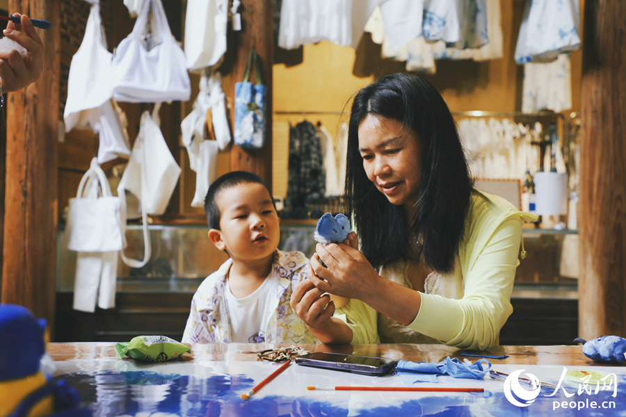 游客在染坊进行扎染体验。人民网 李唯一摄