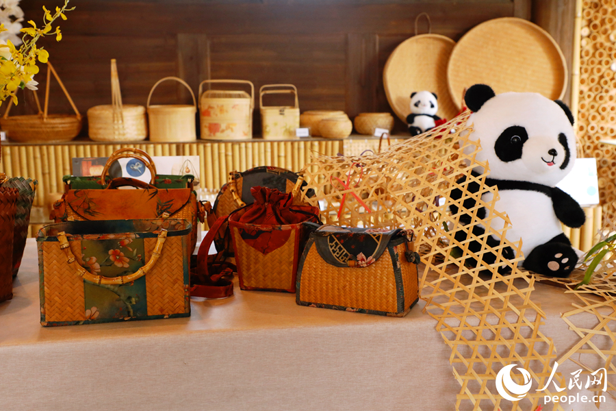 竹编文化体验馆内的竹编作品。人民网 李唯一摄