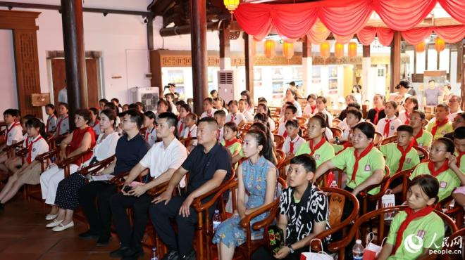 師生觀看漳州布袋木偶戲表演。人民網 李昌乾攝