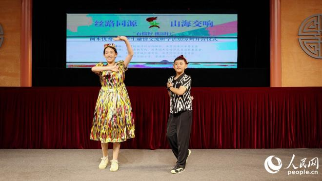 民族舞蹈《歡迎來我們的新疆》表演。人民網 李昌乾攝