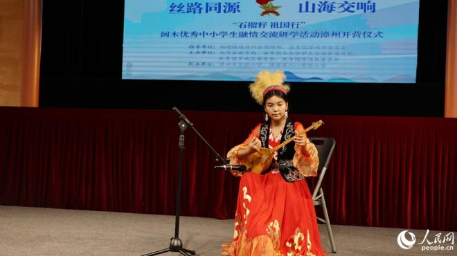 冬不拉表演。人民網 李昌乾攝