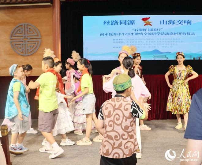 舞蹈《黑走馬》表演。人民網 李昌乾攝
