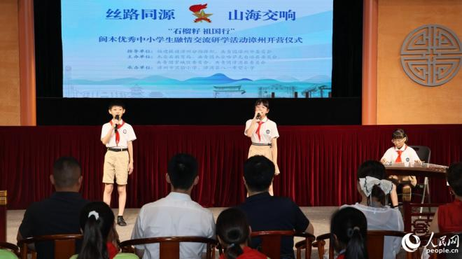古箏彈唱《青花瓷》。人民網 李昌乾攝