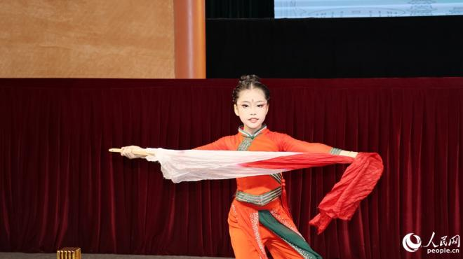 獨舞《纏》表演。人民網 李昌乾攝