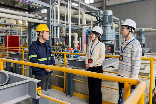 新羅區紀檢監察干部走訪企業了解項目政策落實情況。龍岩市紀委監委供圖