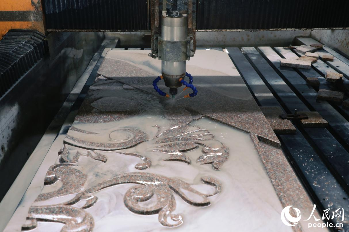 全自动化“永定红”石板材雕刻。人民网 李唯一摄