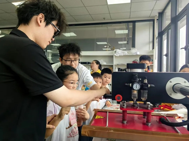 孩子们观看了解数字喷印