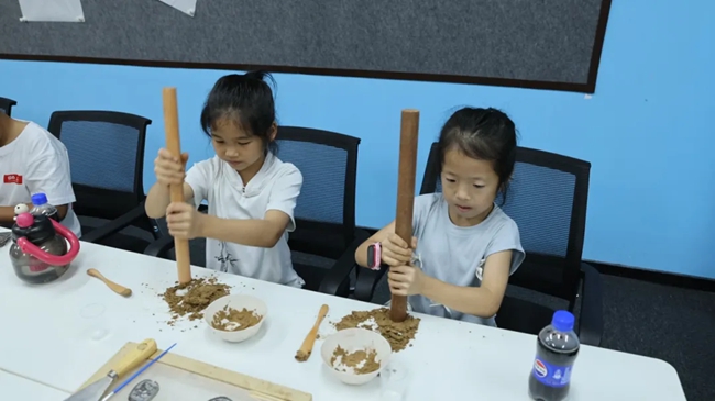 孩子们体验养生香制作