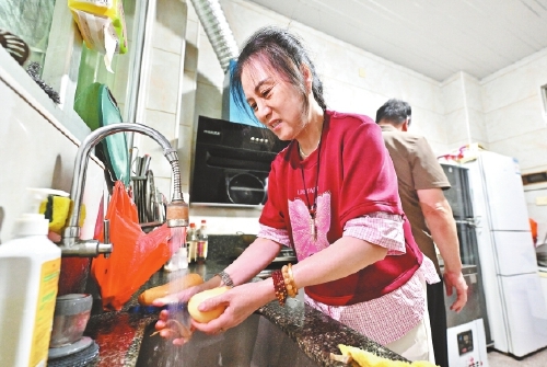 连江县琯头镇壶江岛居民用自来水洗菜做饭。记者 林双伟摄