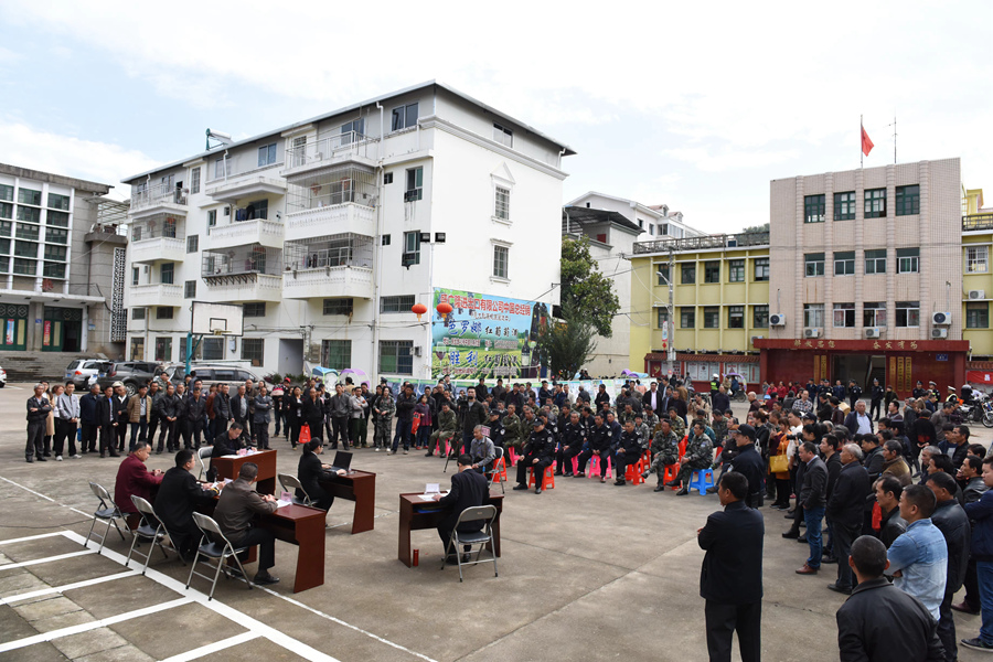 2018年，明溪縣人民法院生態巡回審判庭首次公開審理非法獵捕案件，以案釋法（資料圖）。明溪縣人民法院供圖