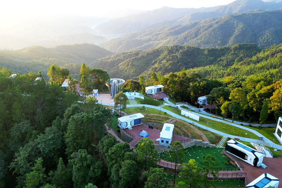 山頂的12棟“星空屋”，讓游客不僅能近距離觀賞珍稀鳥類，還能俯瞰雲海，仰望星空。明溪縣融媒體中心供圖