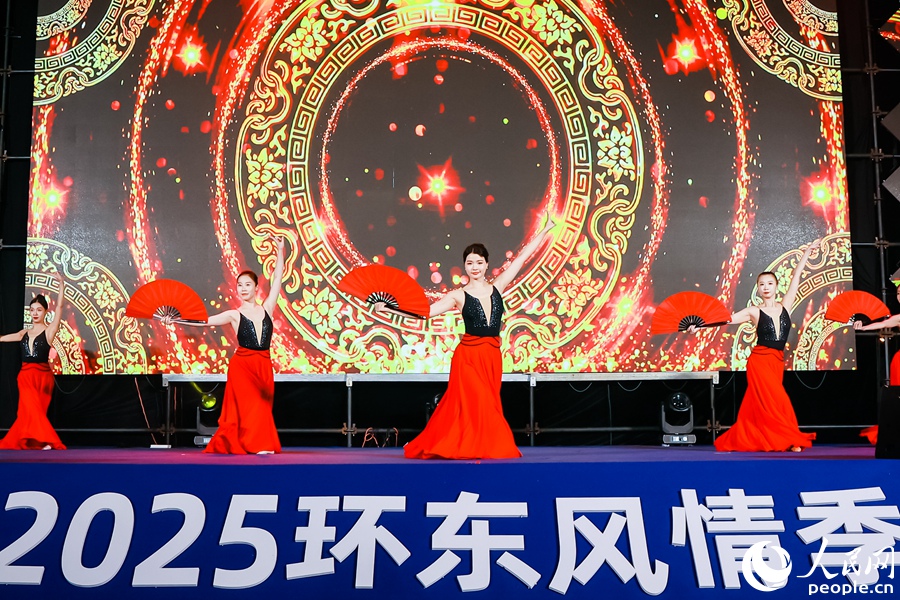 开场舞蹈表演《龙行浦头》。人民网记者 陈博摄