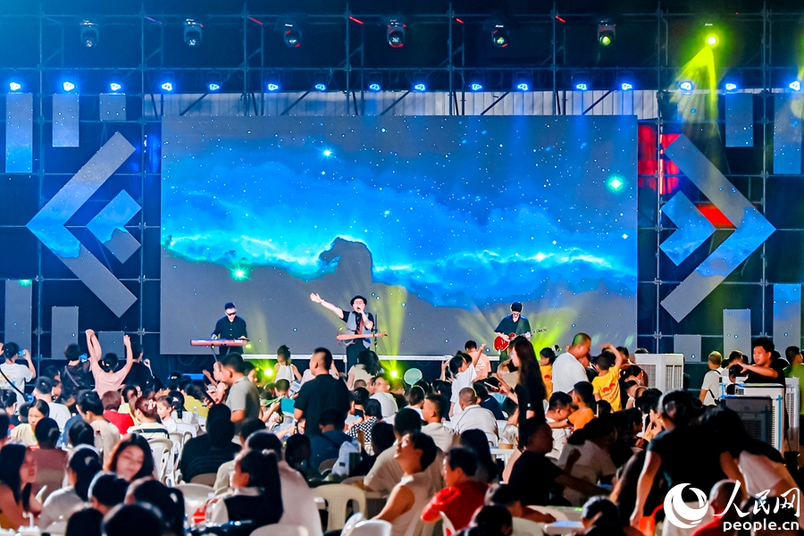 乐队表演。人民网记者 陈博摄