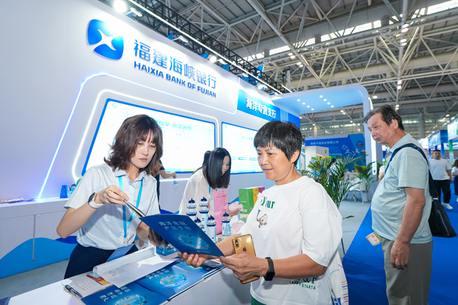2025海峡（福州）渔业周举办期间，海峡银行工作人员向市民介绍海洋特色金融产品。记者 原浩摄