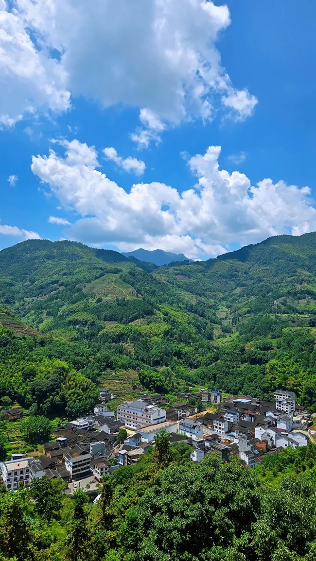 山坳里的村庄