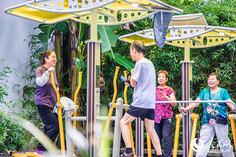 7月24日，清晨的福州左海公園，一處智能健身驛站已聚集了眾多健身愛好者。人民網記者 焦艷攝