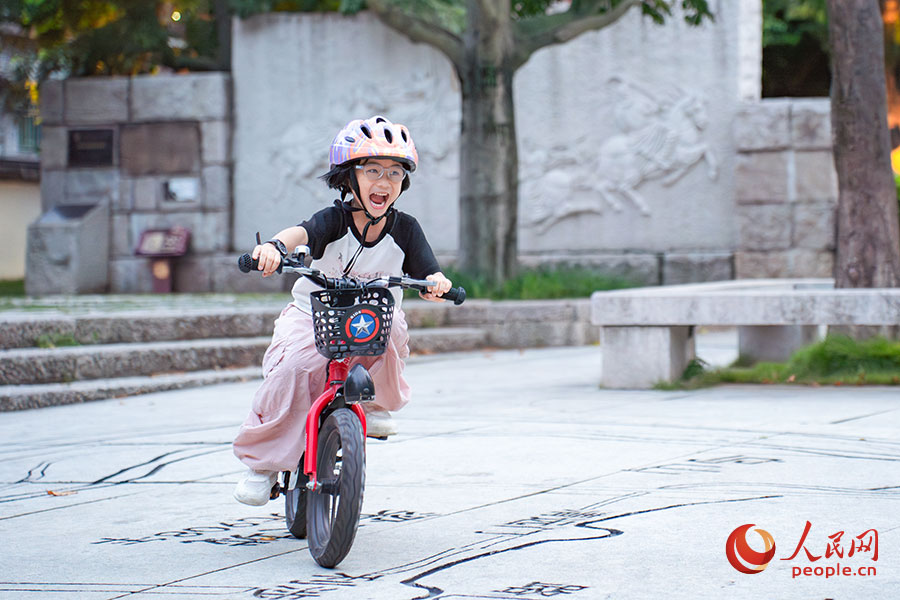 7月15日，在福建福州的冶山春秋園，一位小女孩在練習騎自行車。實習生 魏建燁攝