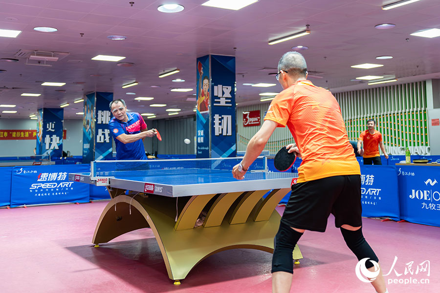7月13日，福建晉江的安踏全民健身中心乒乓球館內，一群乒友正在進行日常乒乓球對打訓練。實習生 林靜茹攝