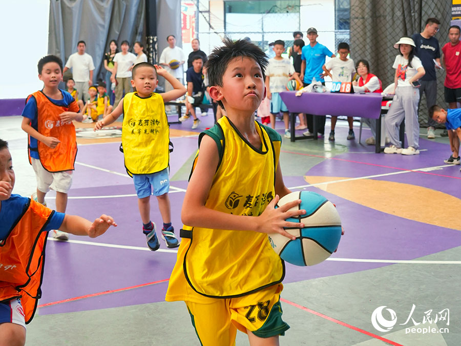 6月28日，在福建福州一處籃球公園，小朋友們正在進行一場激烈的籃球比賽。實習生 梁珂源攝