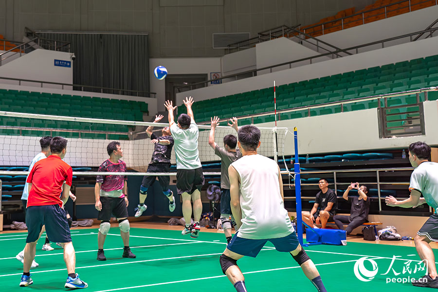 7月15日，位於福建福州的福建省奧林匹克體育中心，一群氣排球愛好者在一起打球。實習生 魏建燁攝
