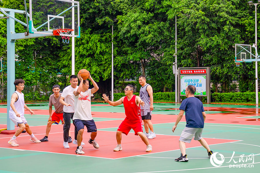 7月13日，位於福建福州的福建省奧林匹克體育中心籃球場，一群籃球愛好者正在進行一場友誼賽。實習生 黃熙彥攝