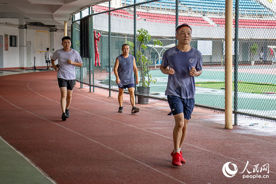 7月13日，雨后初晴，位於福建福州的福建省奧林匹克體育中心體育場內，市民們運動熱情不減，在體育場的風雨操場內或跑步或快走。實習生 黃熙彥攝