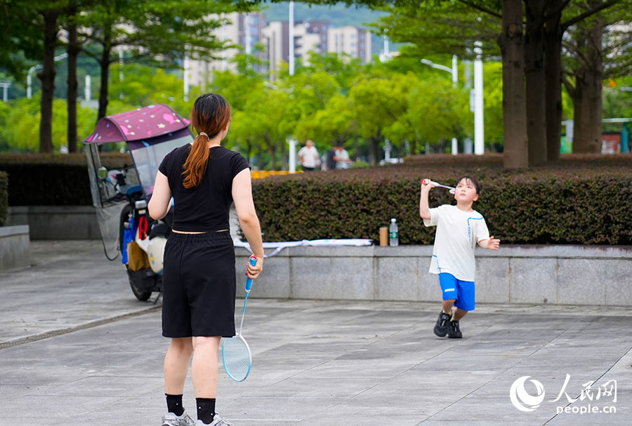 7月12日，在福州海峽奧林匹克體育中心，小朋友正在和媽媽打羽毛球。實習生 梁珂源攝