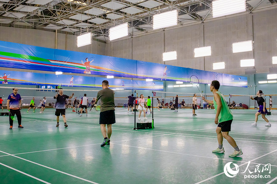 7月13日，位於福建福州的福建省奧林匹克體育中心的羽毛球場館，在周末迎來高峰，場地無一空閑。實習生 黃熙彥攝
