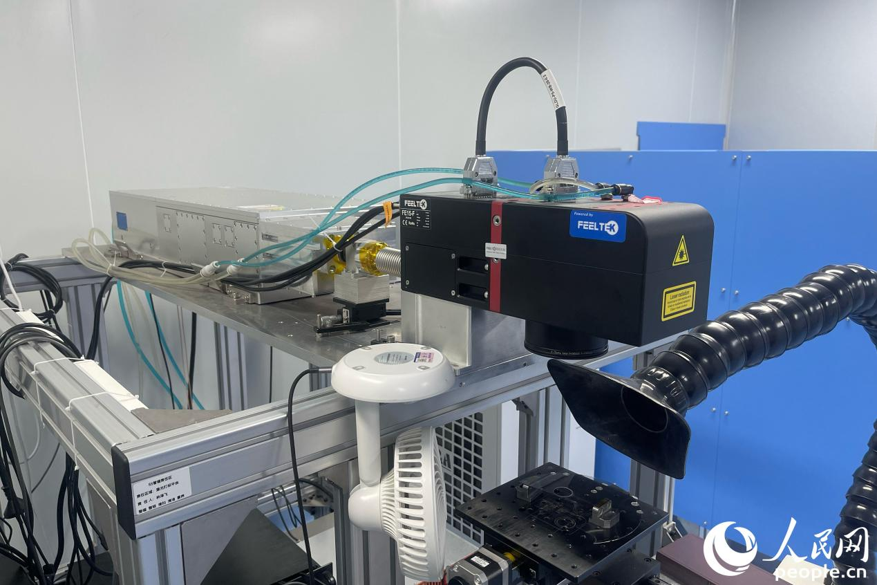 任策团队自主研发的百瓦级皮秒激光器产品，稳定性超过进口产品。人民网 谢星宇摄