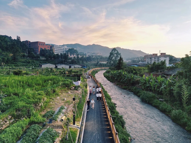 改造后的河畔步道