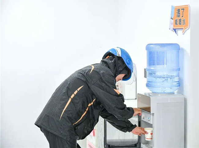 骑手在暖“新”驿站接水