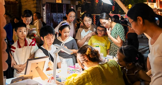 孩子们在摊位前围观