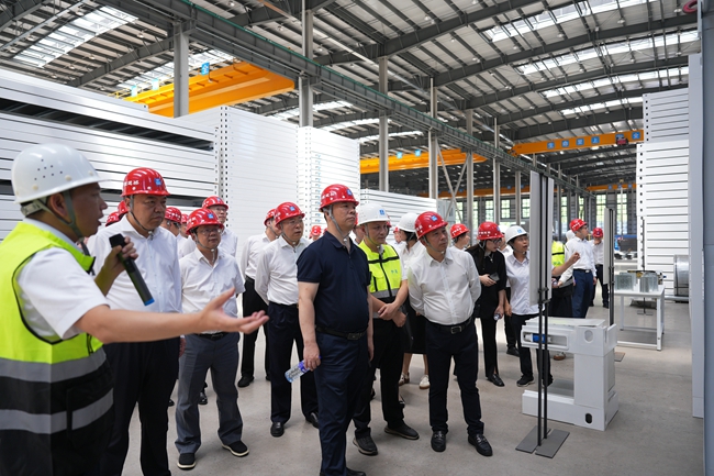 與會嘉賓參觀中建模塊化公司工廠