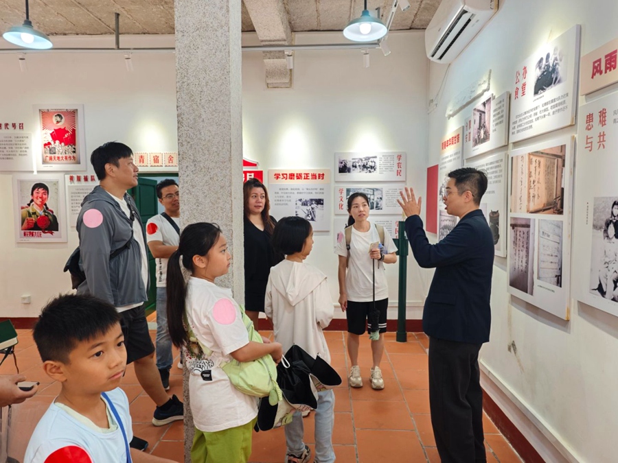一名台青带领大家游览黄厝社区历史建筑，了解塔头社的往日故事。思明区融媒体中心供图
