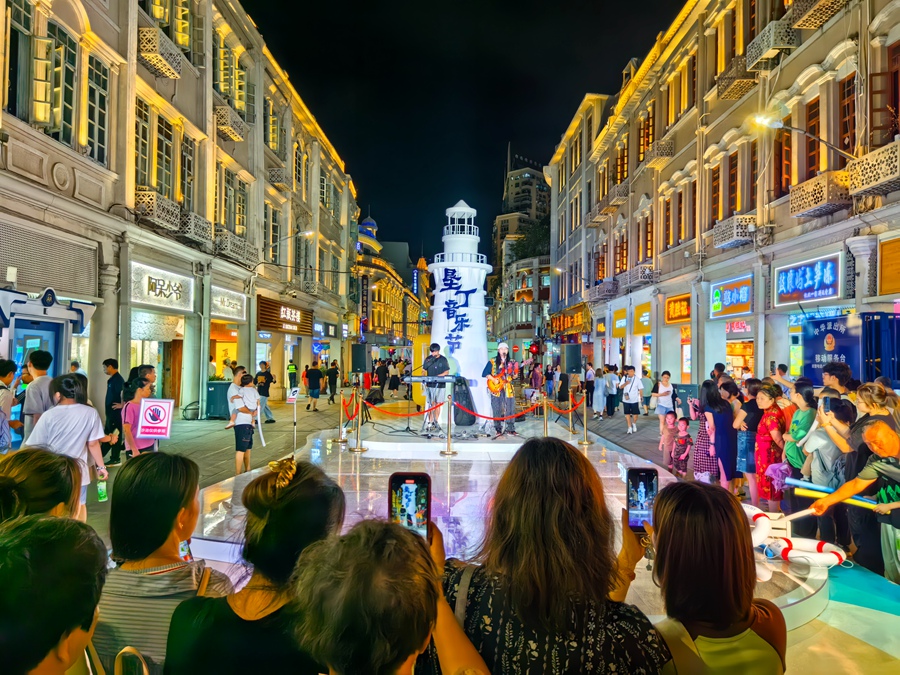 今年6月，福建·厦门台湾周活动在厦门中山路举办。图为垦丁特色舞台。思明区融媒体中心供图