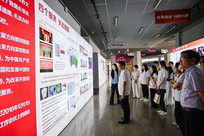 实践队师生参观南开大学“爱国奋斗 公能日新”校史展区