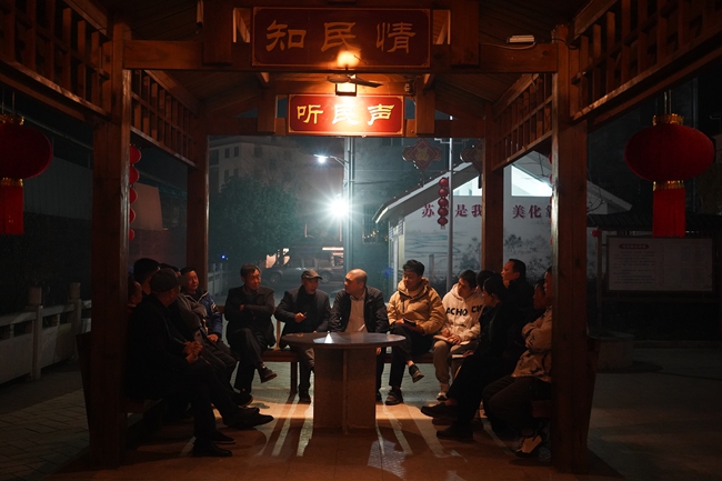 鳳埔鄉蘇墩鳳沖小廣場的亭子裡，議事團正和村民進行晚議。林小穎攝