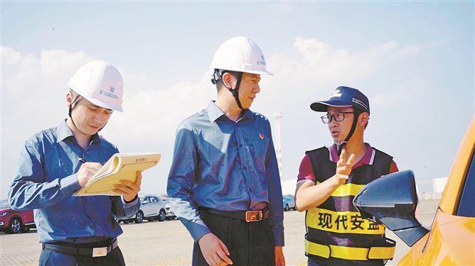 厦门港口管理局工作人员深入现代码头调研走访。