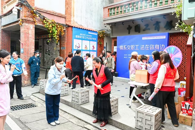“情系女职工·法在你身边”女职工普法宣传活动在泉州西街工会驿站举行。朱梦莹摄