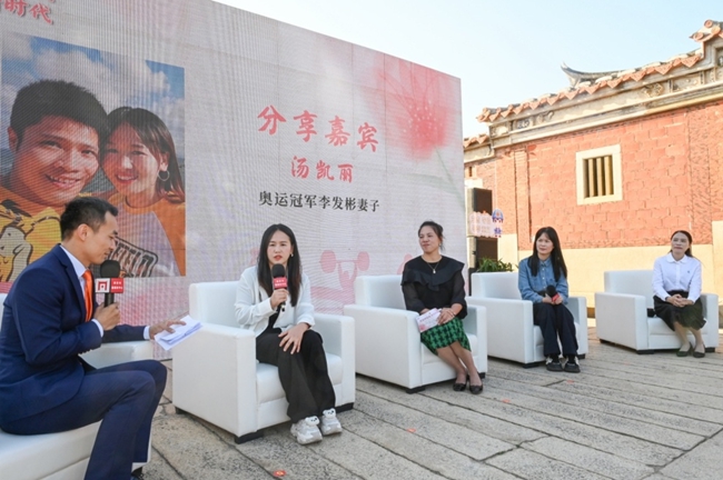 奥运冠军李发彬的妻子汤凯丽在女职工阅读分享主题沙龙活动中分享家风故事。王子凡摄