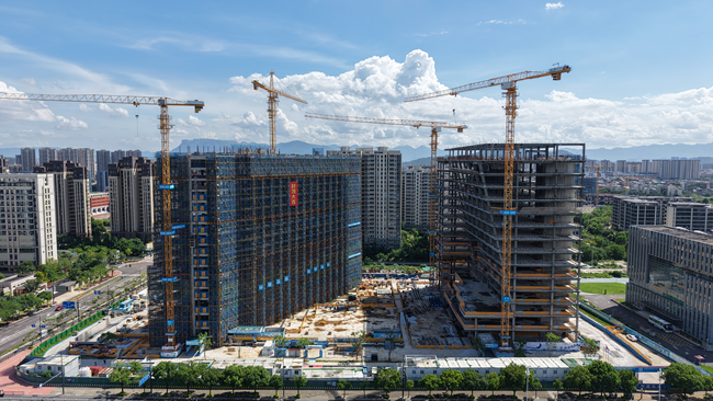 项目封顶现场。中建海峡供图