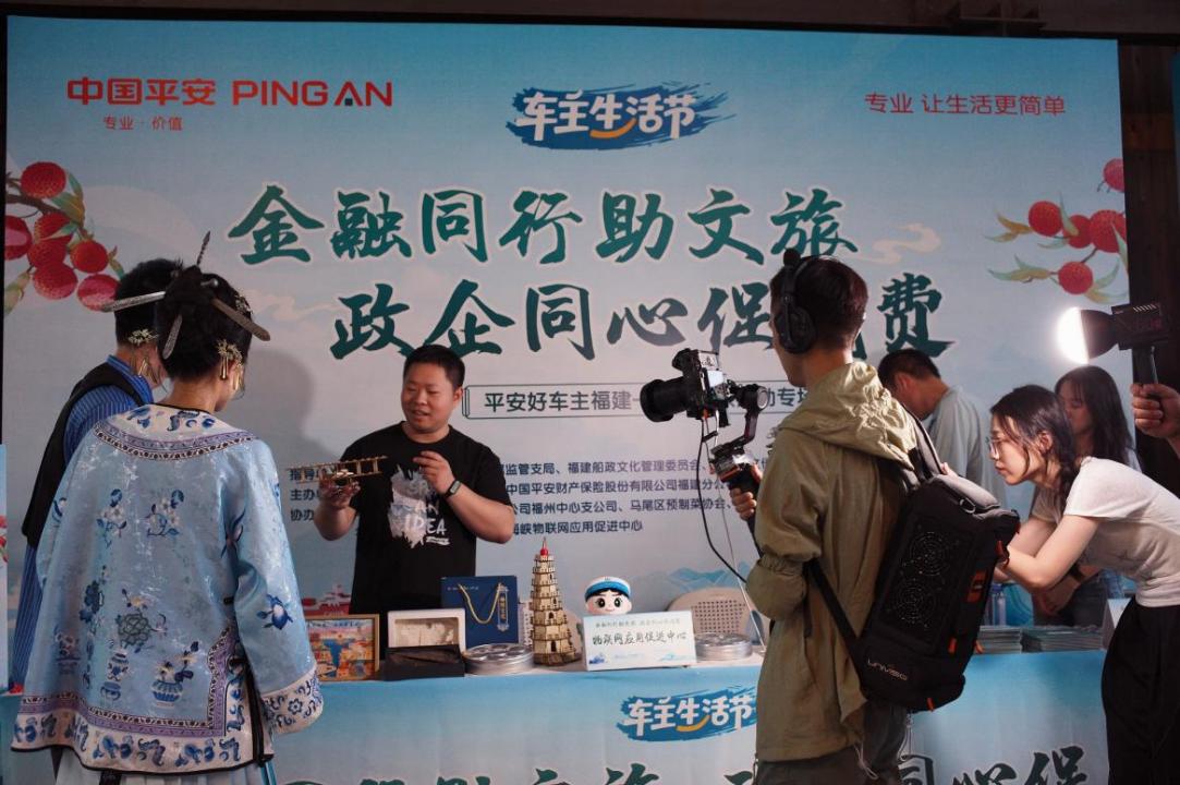 线上直播介绍船政文创产品。