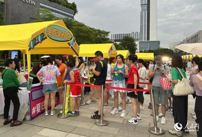 排队等候涂鸦的市民群众。人民网记者 张萌摄