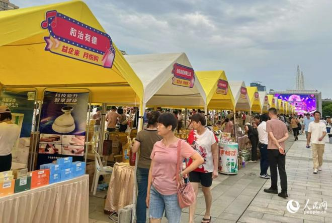 工会集市上，市民正在选购心仪商品。人民网记者 张萌摄