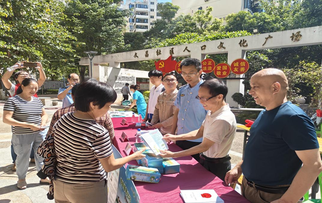 安溪生态环境局党支部先后到文昌社区等共建单位“双报到”。安溪县委组织部供图