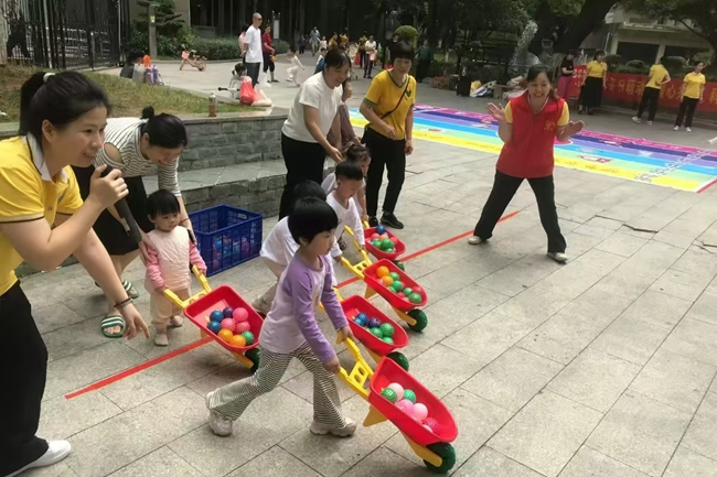 南安市計生協會黨員志願者開展科學育兒進小區活動