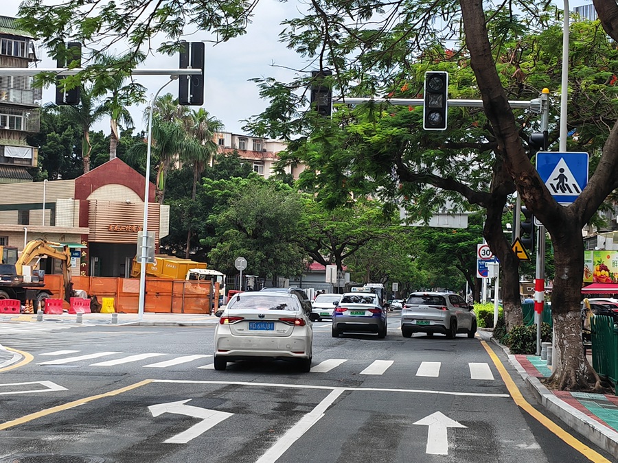 改造提升后的莲花北路与谊爱路交叉口道路通行变通畅了。嘉莲街道供图