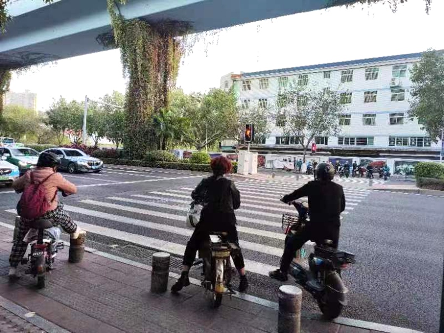 推动在莲前西路银城宿舍左前方路段设置红绿灯。嘉莲街道供图